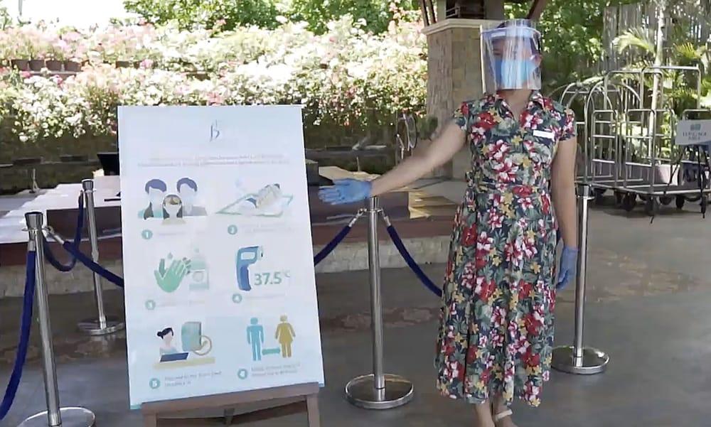 منتجع بيلفيو بنغلاو المظهر الخارجي الصورة A woman wearing a face shield at the entrance of a hotel in Paris, France