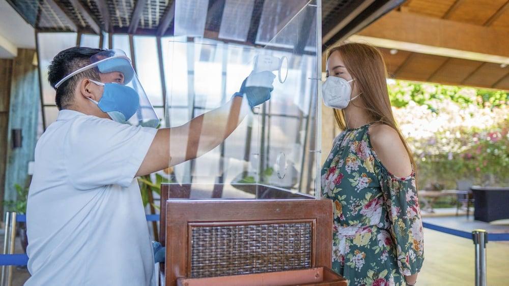 منتجع بيلفيو بنغلاو المظهر الخارجي الصورة Temperature check at the entrance of a hotel in Antalya, Turkey