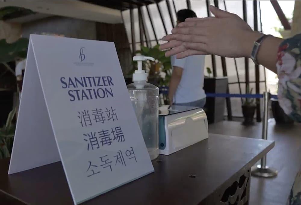 منتجع بيلفيو بنغلاو المظهر الخارجي الصورة A hand sanitizer station at a hotel in Seoul, South Korea